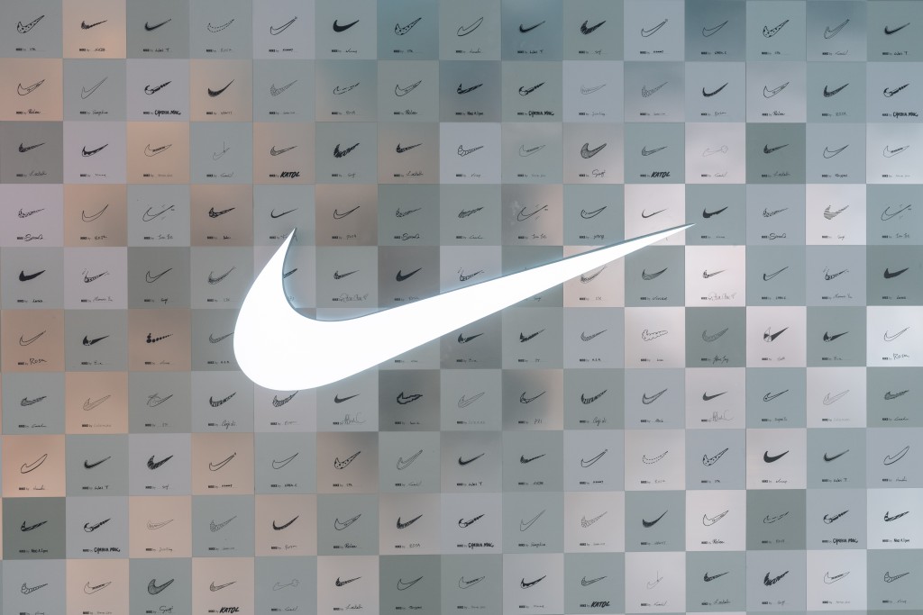 Nike Style Canton Road外牆由Nike Family創作的手繪Swoosh圖案所組成，讓每位走進Nike Style的消費者都能感受 到創作的能量與歸屬感。