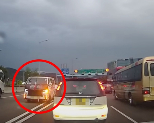 一輛客貨車疑上周五在吐露港公路逆線行車,警方向司機發出傳票。「車CAM特警」影片截圖