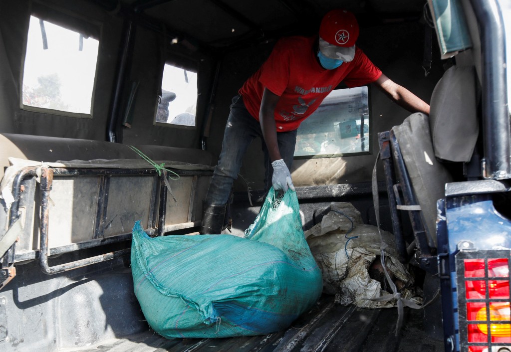 碎屍被肯雅民眾從垃圾場內吊起交給警方。　路透社