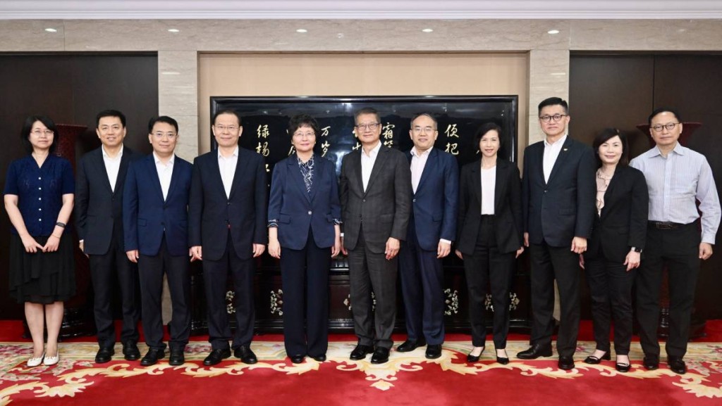 積金局主席劉麥嘉軒(右四)及行政總監鄭恩賜(右三)今年7月與財政司司長陳茂波(左六)前往北京,與人社部部長王曉萍(左五)會面交流,介紹積金易的設計特點和經驗。