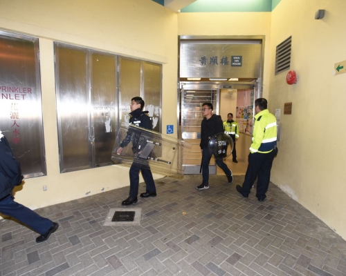 躁男與妻爭執險釀家暴，警持盾警棍戒備。