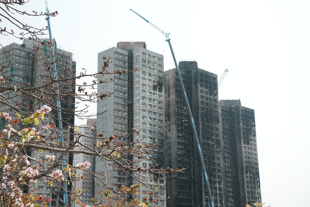 宏福苑大火听证会正在举行。