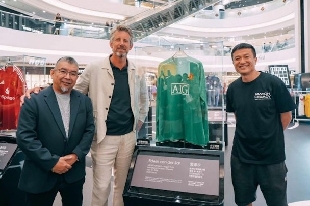 王至尊(右)為足球球衣收藏品牌「Matchlegacy」的創辦人。 王至尊(右)為足球球衣收藏品牌「Matchlegacy」的創辦人。