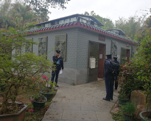 警方接報到場後,正了解事發經過及調查。 梁峰國攝