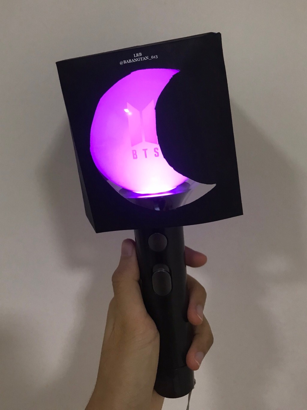 加工月亮形應援棒。