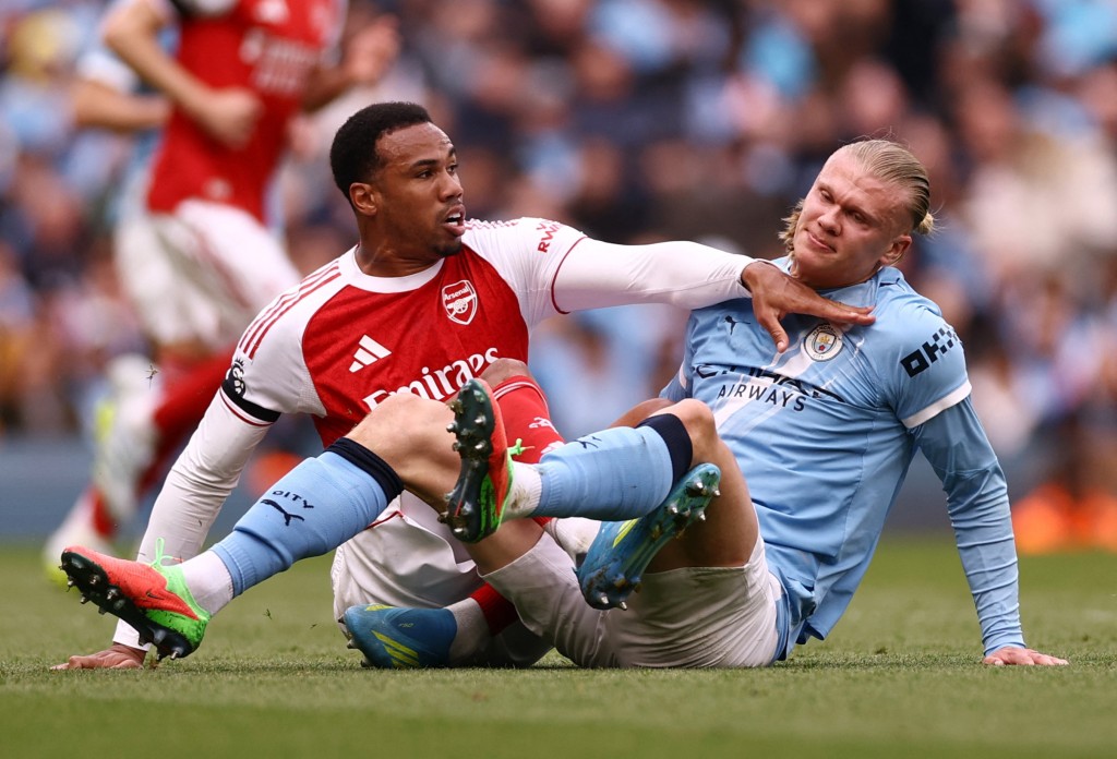 阿仙奴的加比尔马加希斯(左)，全场紧钉曼城的艾宁夏兰特(右)。路透社