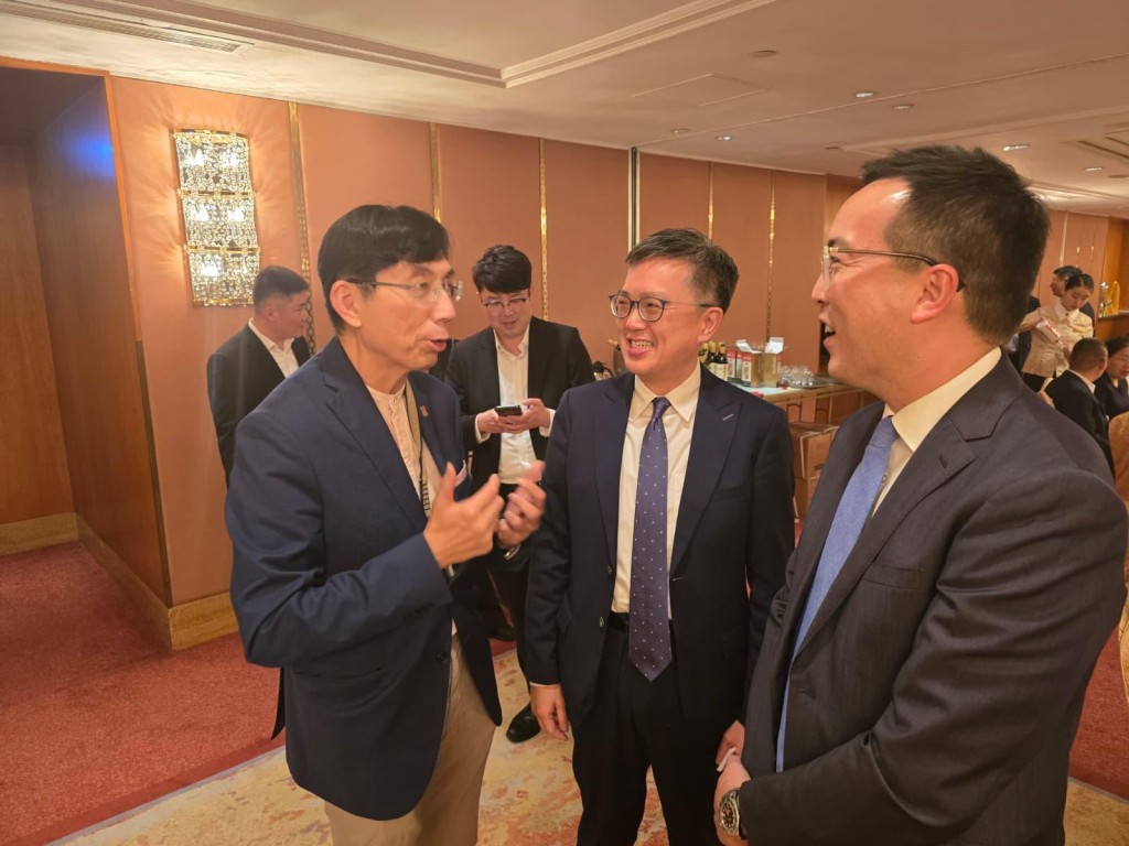 創科局常秘蔡傑銘(中)出席由香港潤江智算科技有限公司舉辦的「潤澤（香港）沙嶺數據園區動工儀式」歡迎晚宴。創科局FB