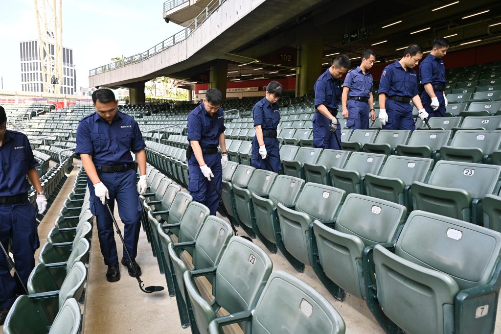 每當有要員訪港或香港舉辦國際活動前，警察搜查隊人員便會展開地毯式搜查。