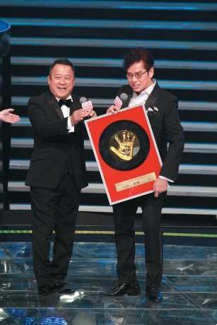 7年前譚詠麟於港台《十大中文金曲頒獎禮》上，獲「名人堂」榮譽獎金手印。