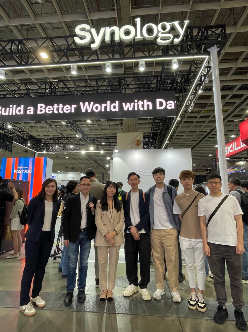 Synology 香港代理商、當地合作夥伴與Synology 高階業務管理團隊合影。 Synology 香港代理商、當地合作夥伴與Synology 高階業務管理團隊合影。