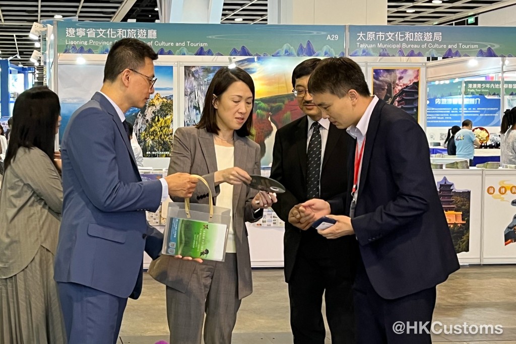  海關出席香港國際旅遊展，盼透過各國旅遊部門將精明消費信息推廣予打算來港旅客。海關facebook圖片