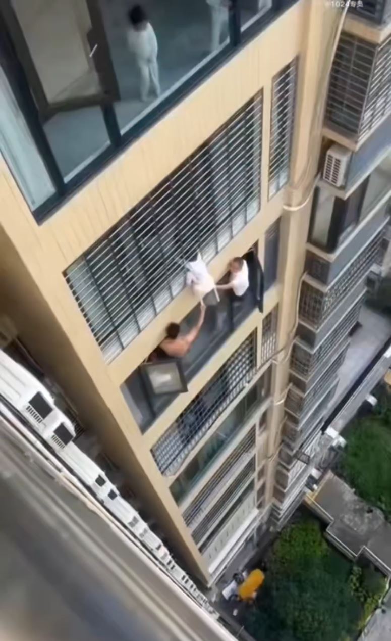 福建3岁妹头卡12楼栏杆悬空，邻居冒死托凳“死顶”救回。