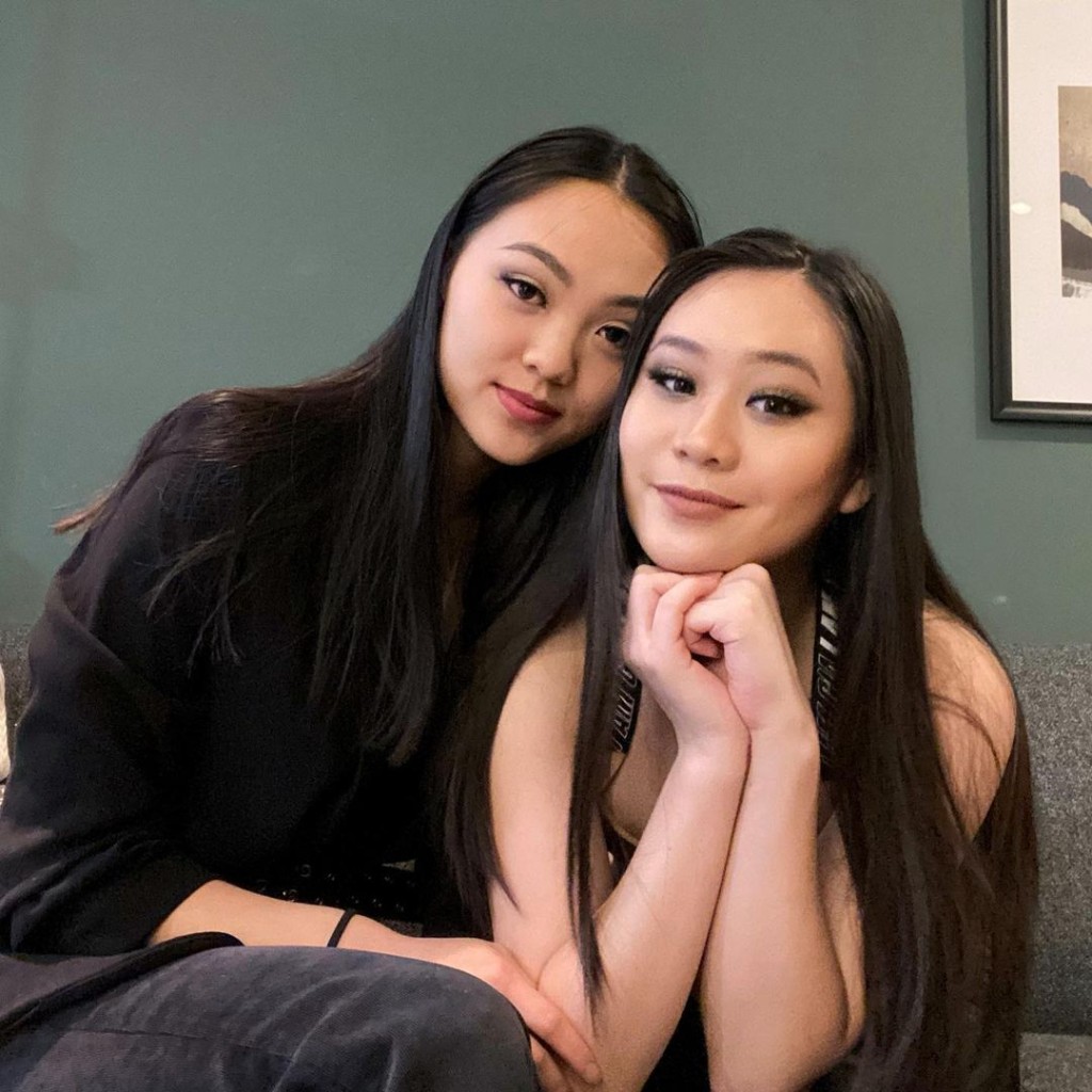 兩姊妹感情好好。