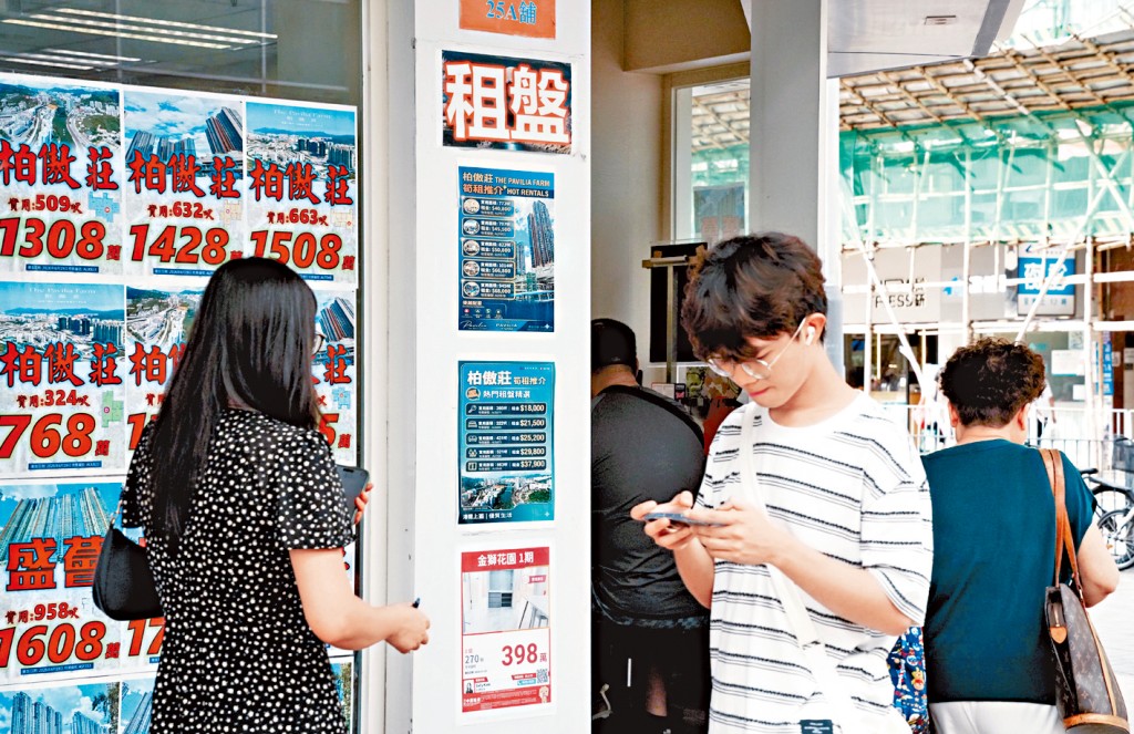 租務旺季不少內地生湧港租樓,昨日市場接連錄多宗年繳租金個案。 租務旺季不少內地生湧港租樓,昨日市場接連錄多宗年繳租金個案。