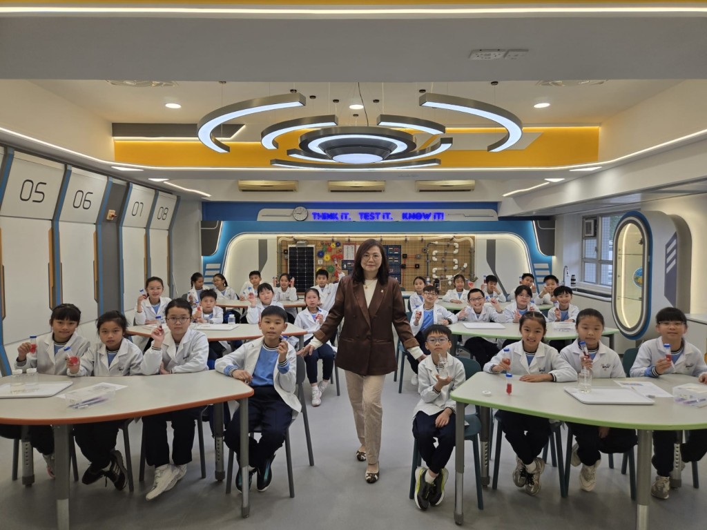 东华三院王余家洁纪念小学校长刘秀萍（中）期望，学生能透过新课程走进科学的世界，让科学成为生活的一部分。校方提供