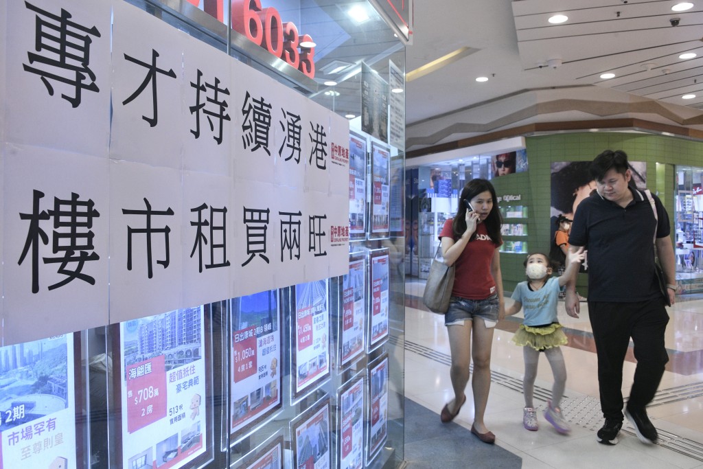 梁振英直指過去5年，全港私人樓宇的入住量沒有多大變化，維持在每年兩萬個以下，說明絕大多數人才家庭沒有落戶香港。
