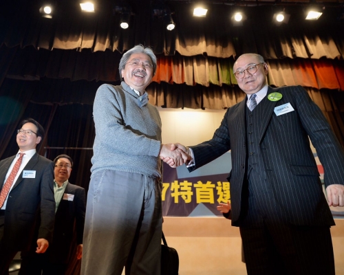 胡國興(右)表示，如果當選會邀請曾俊華加入政府。