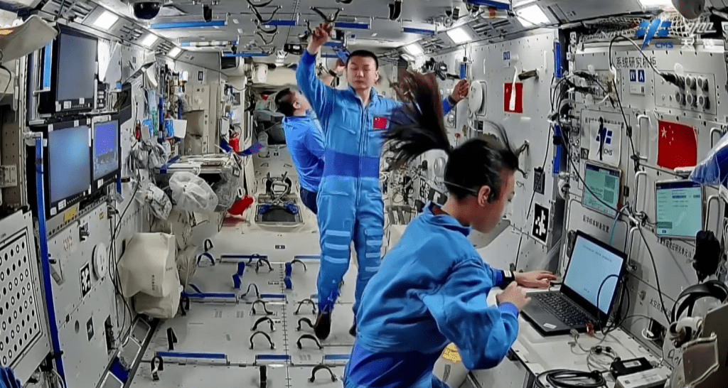 神舟二十三號乘組太空之旅滿兩月，黎家盈等太空人科研忙不停。 央視