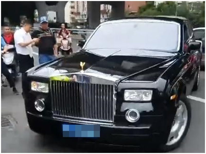 外賣電單車與千萬勞斯萊斯相撞,目擊者們:外賣員要賠慘。網圖