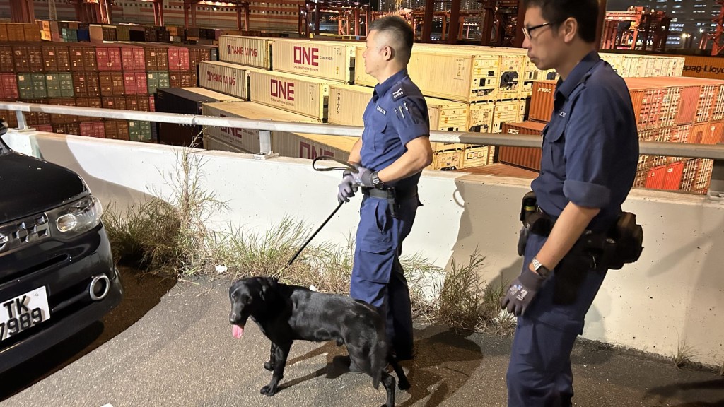 警方一度出動緝毒犬搜車。蔡楚輝攝 警方一度出動緝毒犬搜車。蔡楚輝攝