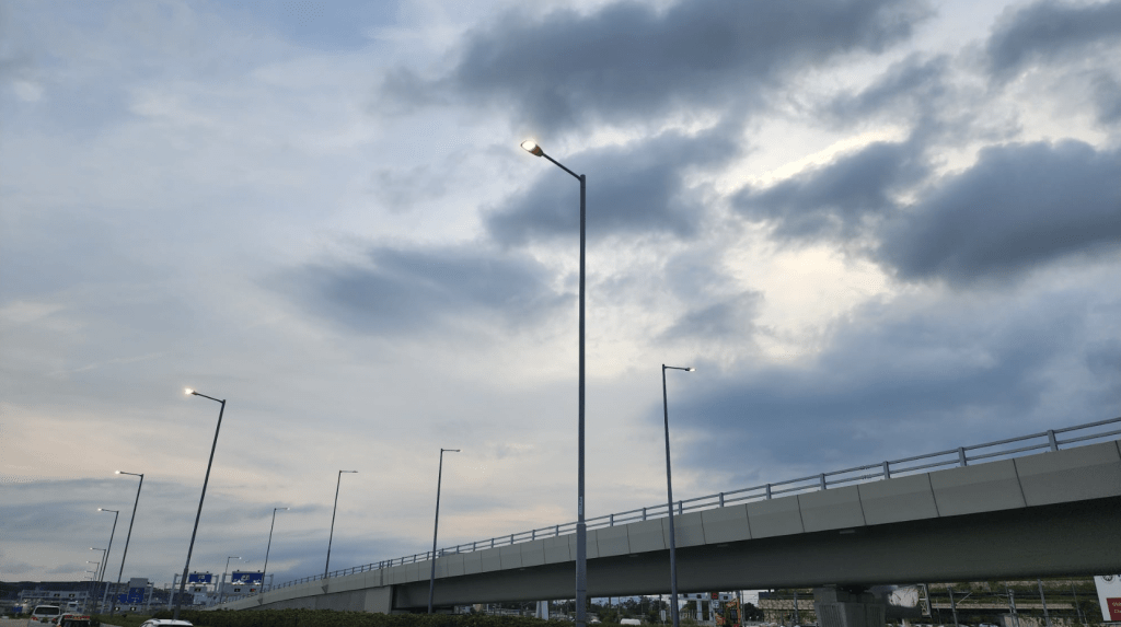本港地區今日大致多雲,有幾陣驟雨及雷暴。黎志偉攝 本港地區今日大致多雲,有幾陣驟雨及雷暴。黎志偉攝