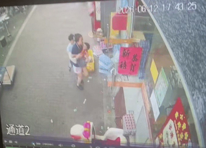 事發後,陳女士抱著傷重的孩子前往醫院。 事發後,陳女士抱著傷重的孩子前往醫院。