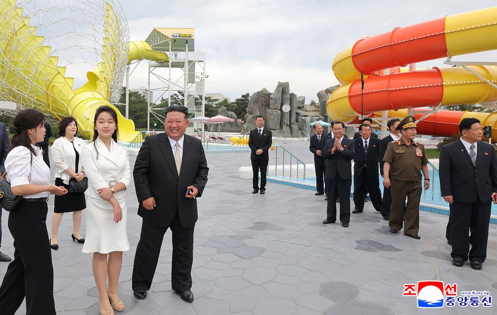 金正恩攜妻子李雪主(左)、女兒金主愛(中)出席海岸觀光渡假村竣工儀式。法新社