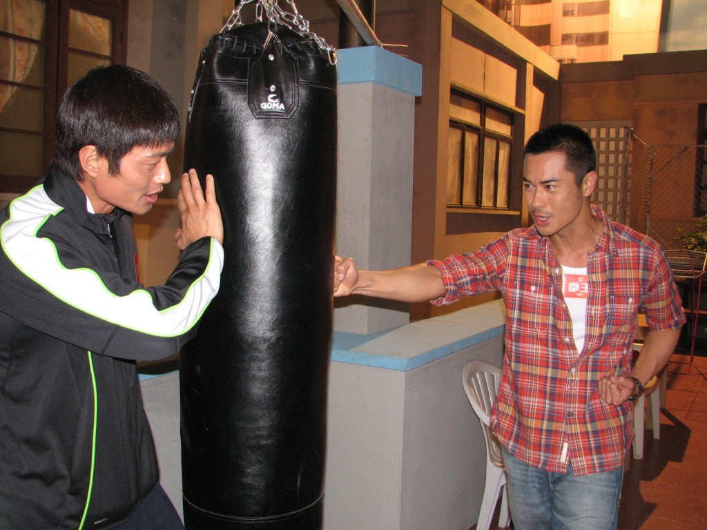2012年拍摄《拳王》时，一度传每次练拳负责打人的郑嘉颖（右），曾因手痛发忟憎爆粗问候对手。