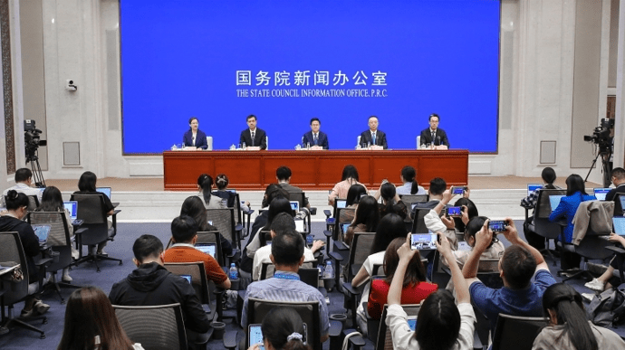 預計我國今年經濟總量可達140萬億元人民幣左右。 預計我國今年經濟總量可達140萬億元人民幣左右。