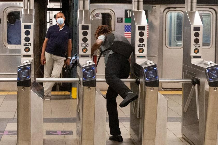纽约地铁内摄到一名跳闸逃票者。网上图片
