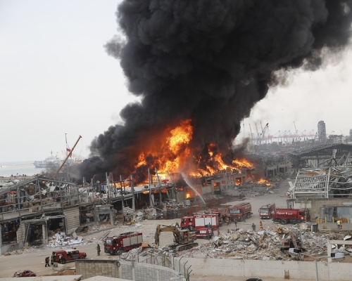 貝魯特港口大爆炸一個月後再起火。AP相片