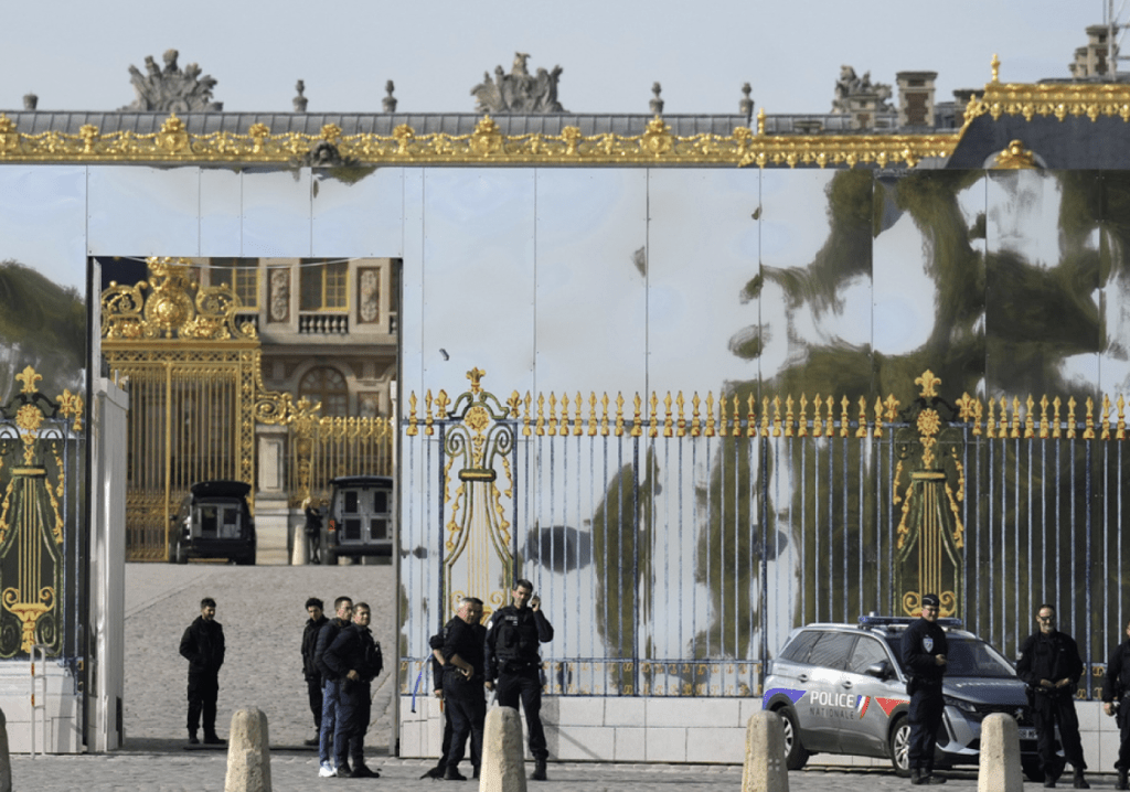 知名景點凡爾賽宮（Château de Versailles）再次收到炸彈威脅，是5天內第3次疏散遊客。美聯社資料圖片