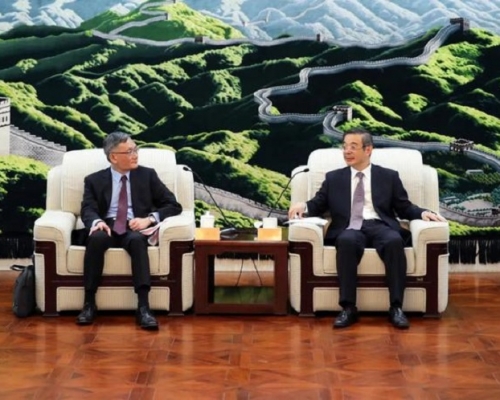 最高人民法院院長周強在北京會見了香港終院首席法官張舉能。網上圖片
