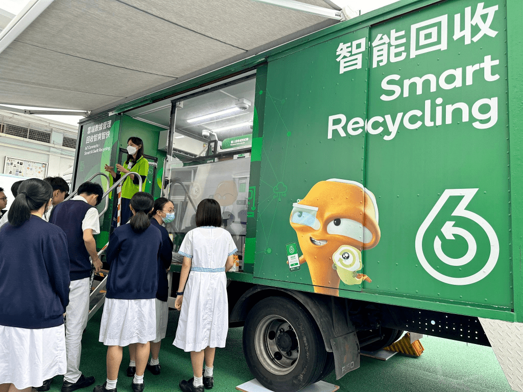 「綠展隊」協助學校策劃和舉辦「回收＠校園」宣傳教育活動，教導學生自幼培養良好回收習慣。