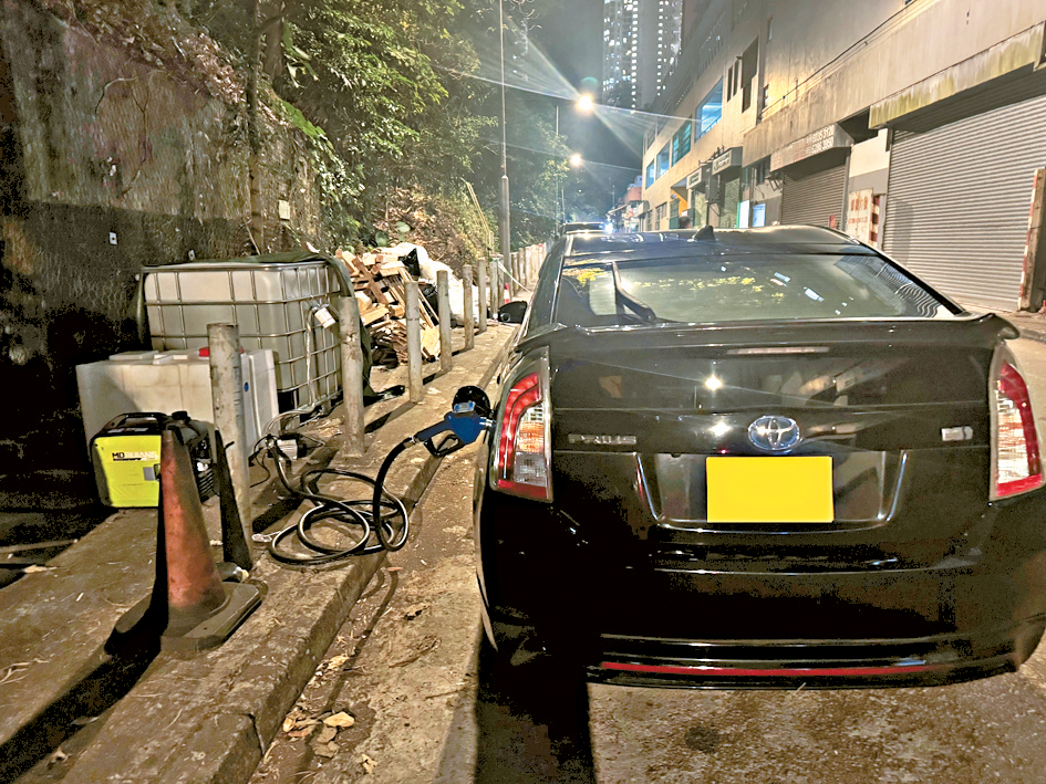 海關多區打擊非法汽油活動，期間檢取一輛涉案車輛。