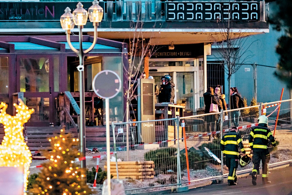 瑞士滑雪勝地Le Constellation酒吧發生火災後，救援人員奉召到場。 