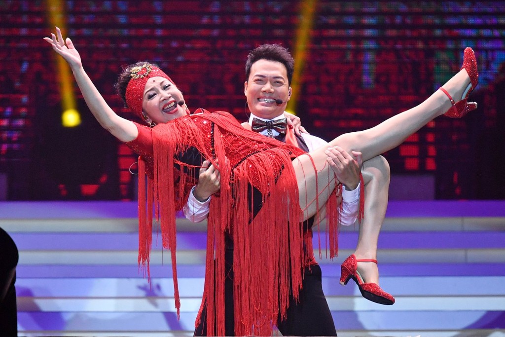 薛家燕在澳門舉行《愛你無限60年演唱會》，被表演嘉賓謝天華一把抱起。