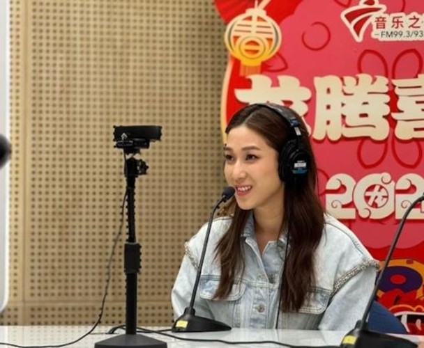锺嘉欣日前被发现在广州出现，为8月在当地举行的演唱会宣传。