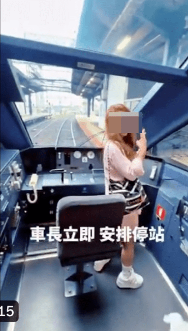 女子也在駕駛椅前擺拍。