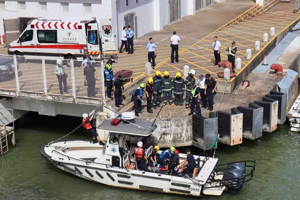 澳門海關及消防參與今次墮海少女的救援行動。
