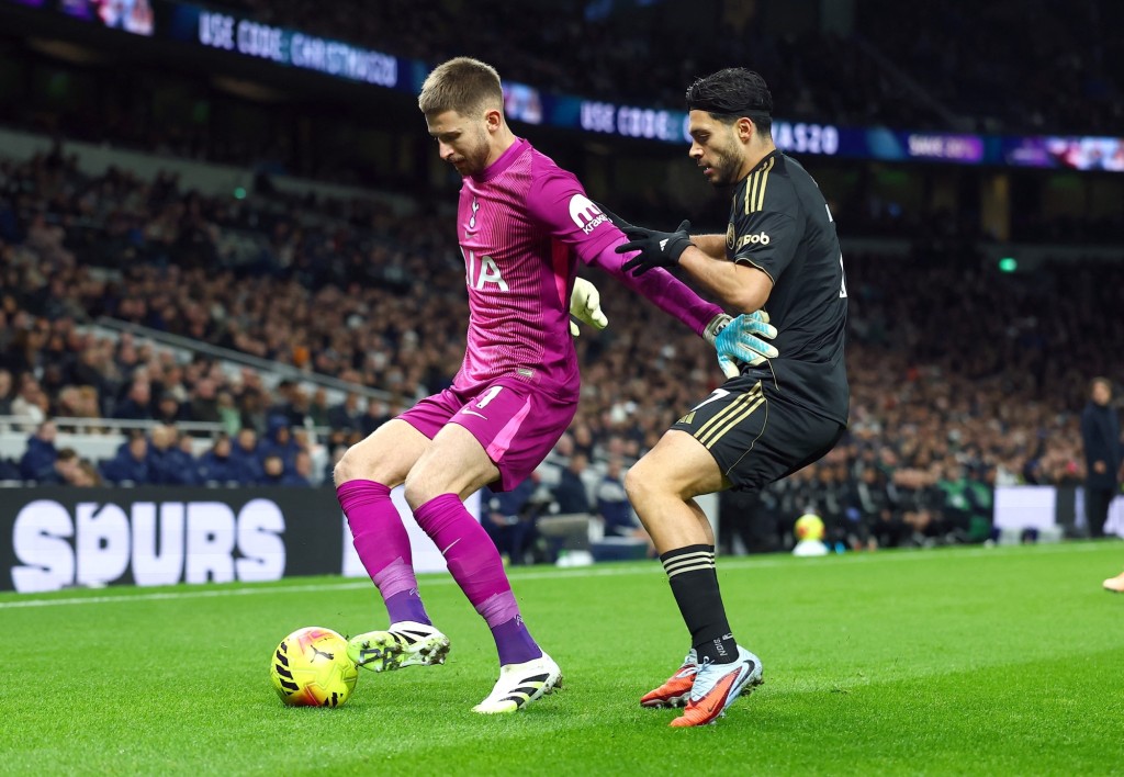 維卡里奧受壓下解圍，直接將皮球送給敵將。路透社