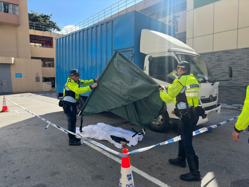 警員將遺體以帳篷遮蓋。梁國峰攝