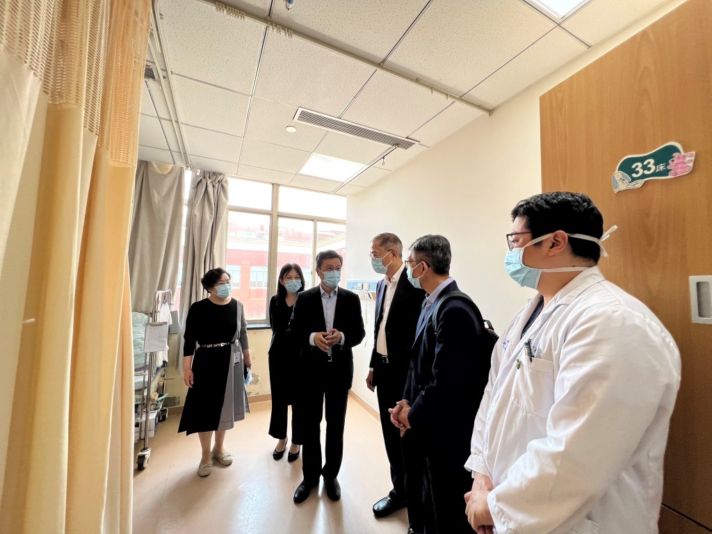 盧寵茂到訪上海交通大學醫學院附屬仁濟醫院的肝臟外科兒童病區。