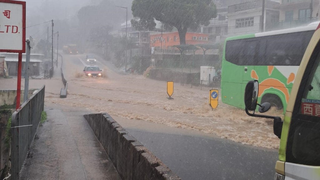將軍澳多處今早嚴重水浸。fb:西貢將軍澳討論區