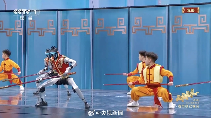 中國機械人去年秧BOT今年武BOT。 央視