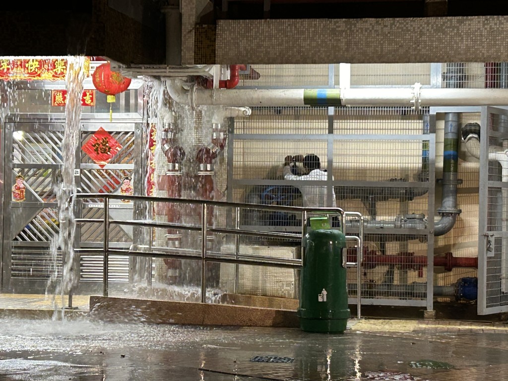 保安員嘗試閂水掣。曾志恒攝 保安員嘗試閂水掣。曾志恒攝