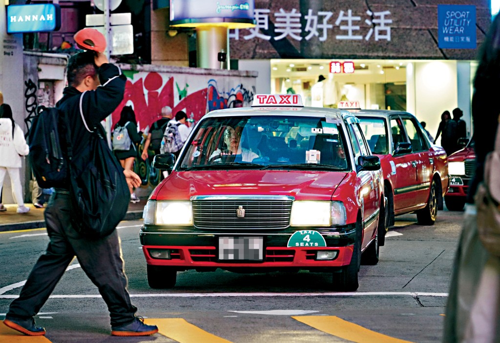 的士業界對白牌車極為不滿，要求政府嚴厲打擊。