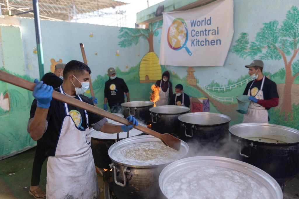 世界中央厨房工作人员在加沙为巴人烹煮食物。路透社
