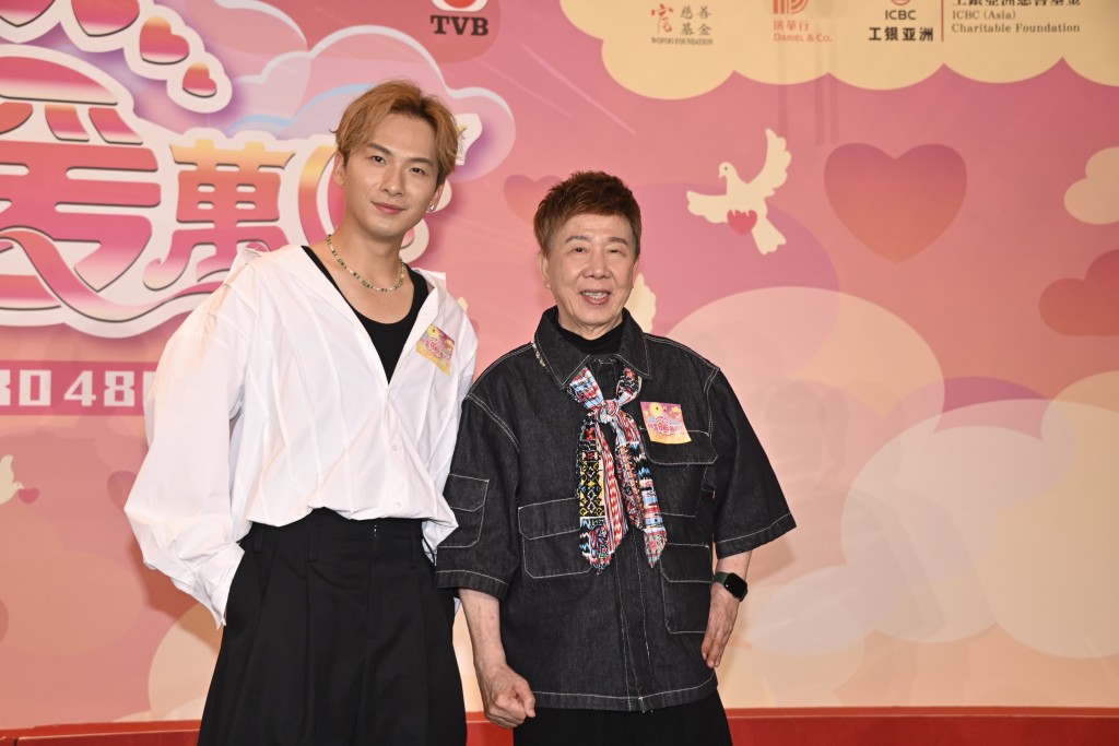 吉吉與尹光在慈善節目上互唱對方歌曲。 吉吉與尹光在慈善節目上互唱對方歌曲。