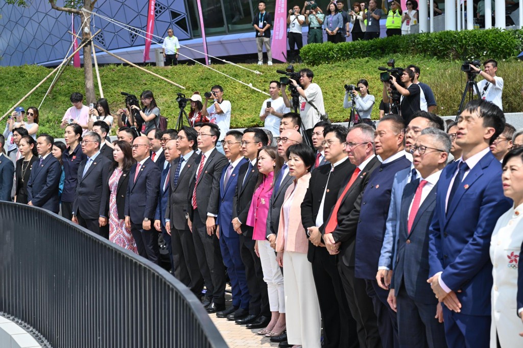 羅淑佩、體育專員蔡健斌等逾百名嘉賓出席升旗儀式。羅淑佩FB圖片